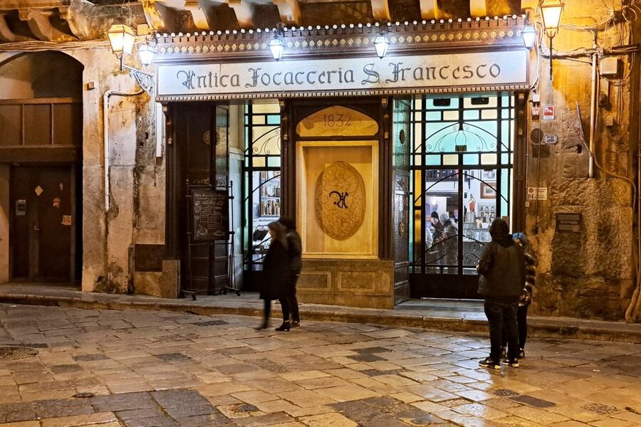 Napoli tour: alla scoperta del centro storico - San Gregorio Armeno, Banksy, and the city’s creative streak