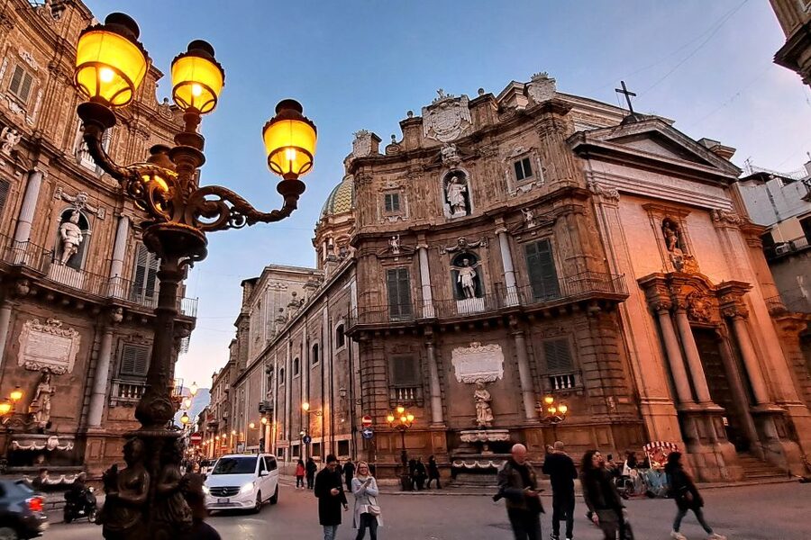 Napoli tour: alla scoperta del centro storico - Spaccanapoli, Santa Chiara, and the first look at Naples’ old soul