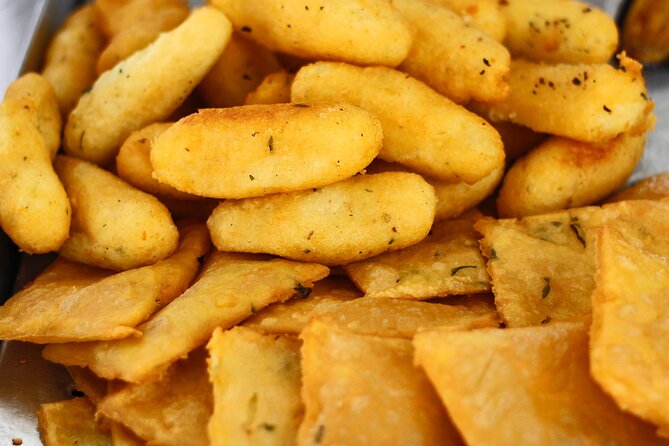 Night Street Food Tour of Palermo with a Local -For real foodies! - Walking Via Vittorio Emanuele between courses