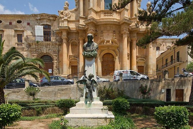 Noto Private Tour from Syracuse with sicilian "Arancino" - Entering Through Porta Reale