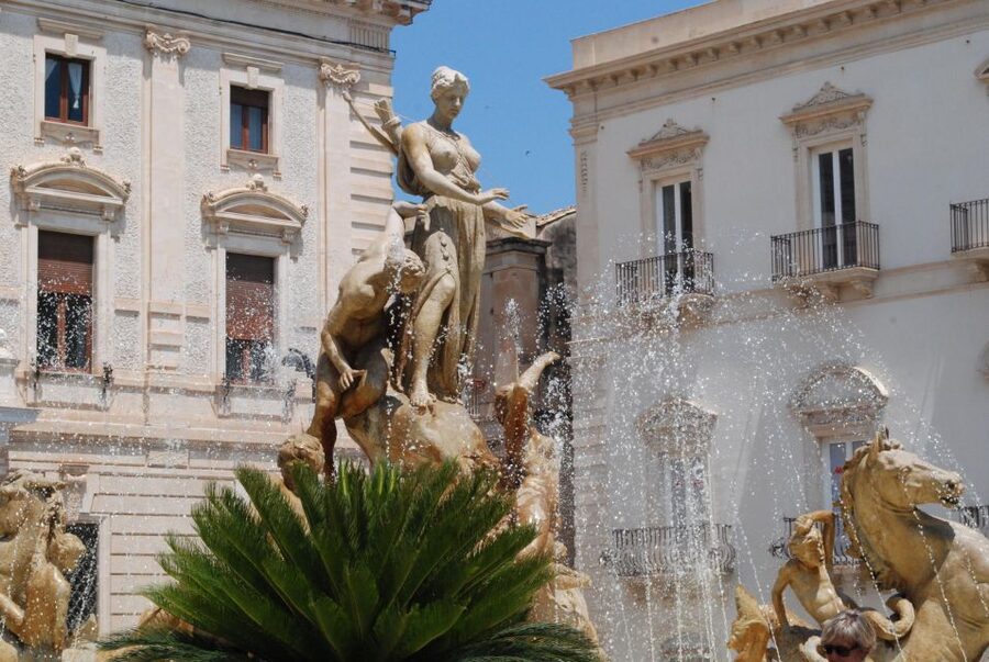 Ortigia guided night tour, Syracuse - Piazza Archimede and the Diana Fountain