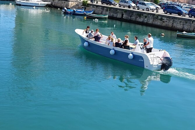 Ortigia Island and Sea Caves Boat Tour with Prosecco - Slipping into the sea caves