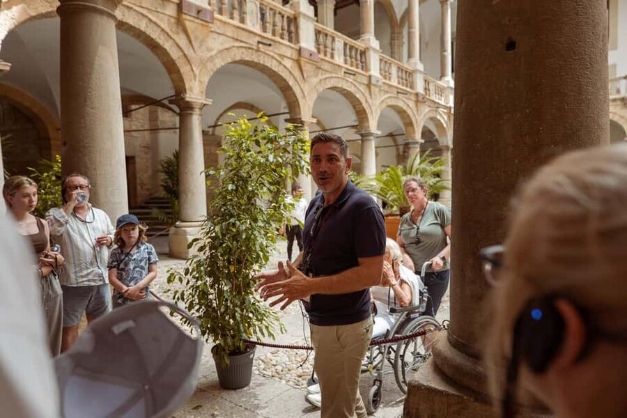Palermo: City & Palazzo dei Normanni Guided Walking Tour - Churches and squares that explain Palermo