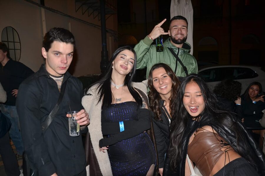 Palermo: Guided Bar Crawl with Shots and Discounts on Drinks - Free shots, wristbands, and the real cost