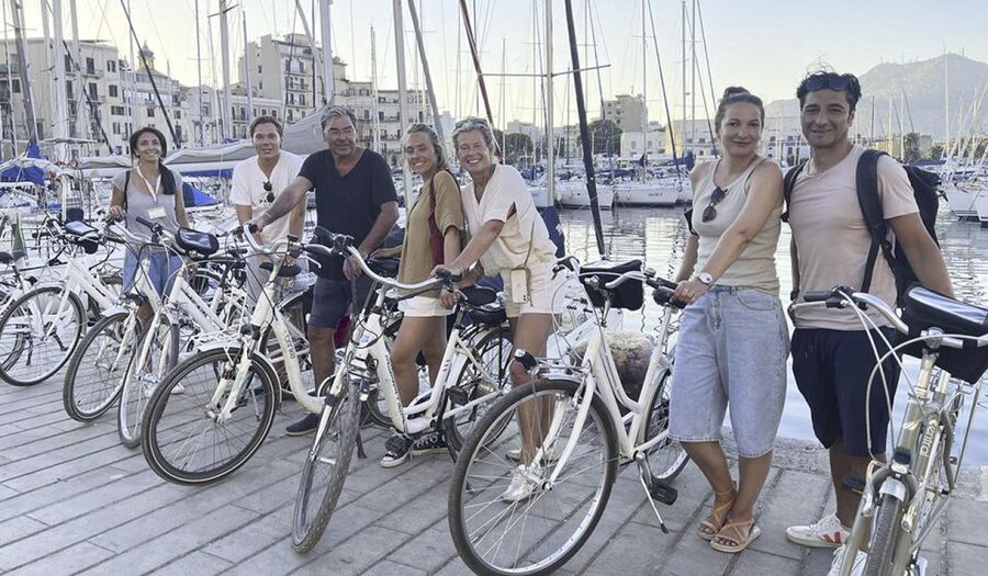 Palermo: Guided Bike Tour with Street Food Tasting - Chiara’s guiding style and the radio system