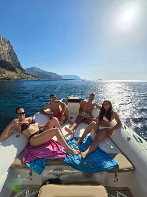 Palermo: HALF-DAY TOUR ON BOAT - The boat, equipment, and comfort level