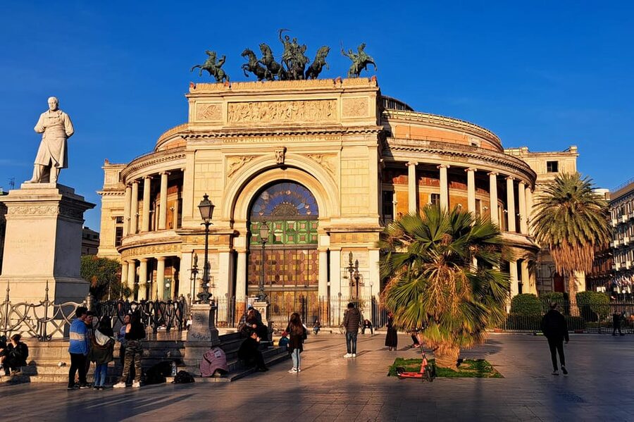 Palermo, tour tra monumenti unici e mercati colorati - Starting near Teatro Massimo and the Florio story