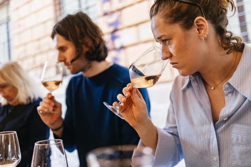Palermo: Wine Tasting with Snacks at Bottega Monteleone - The welcome and introduction to Sicilian wine