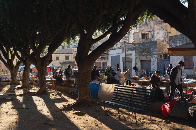 Photo Tour of the Secrets of Palermo - Finishing at Quattro Canti with a smartphone in hand
