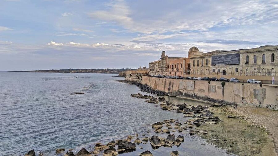 Pillirina, Ortigia, Sea caves: Boat Tour and Snorkeling - Why the water gives Ortigia a new face