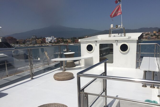 Private boat in Taormina and Isola Bella - Peppe and Cinzia set the tone