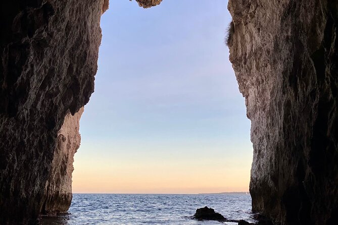 Private boat tour 1h Ortigia and caves with tales - Who will enjoy this most