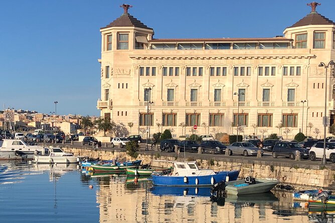 Private boat tour 1h Ortigia and caves with tales - Practical fit for families and different mobility needs