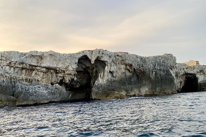 Private boat tour 1h Ortigia and caves with tales - The caves add variety to the hour