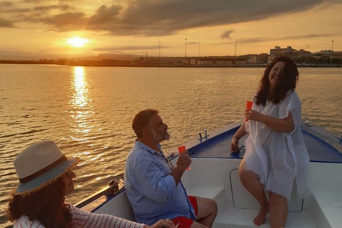 Private boat tour with prosecco and fresh fruit - Seeing Ortigia from the water