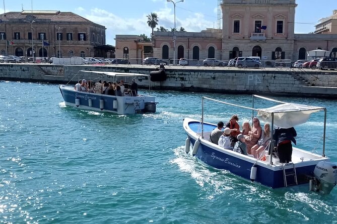 Private boat tour with prosecco and fresh fruit - The Arethusa Spring from the sea