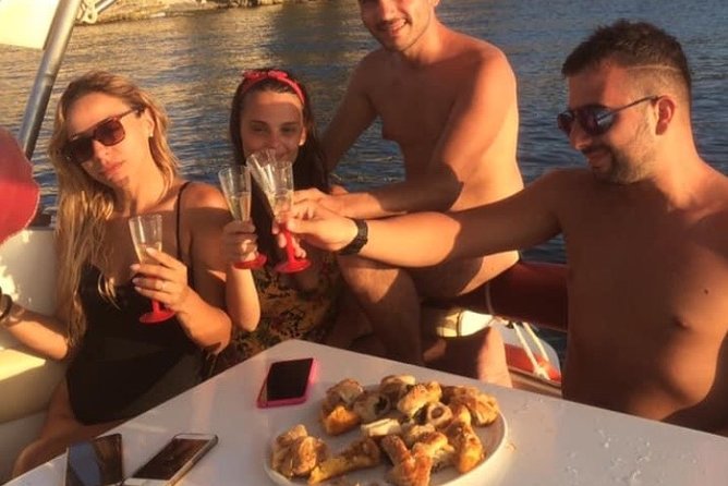 Private boat tour with prosecco and fresh fruit - The large port, small port, and Ortigia canal