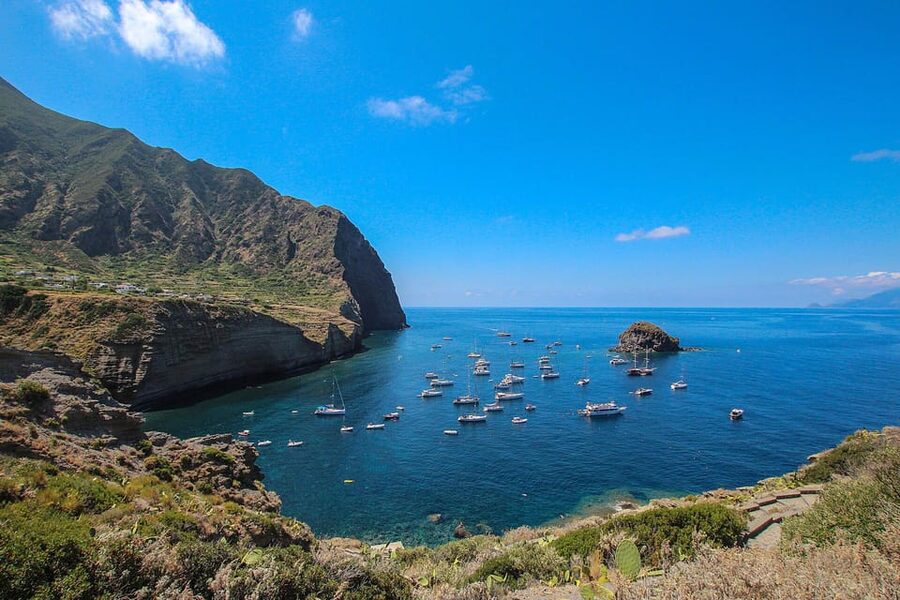 Salina Panarea Stromboli by night - How the onboard guide works