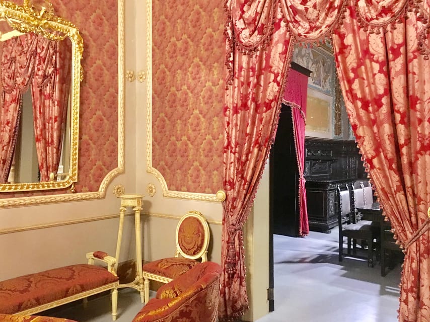 Scicli - Bonelli Patané Palace: exclusive private tour - Meeting in Piazza Italia and walking to the palace