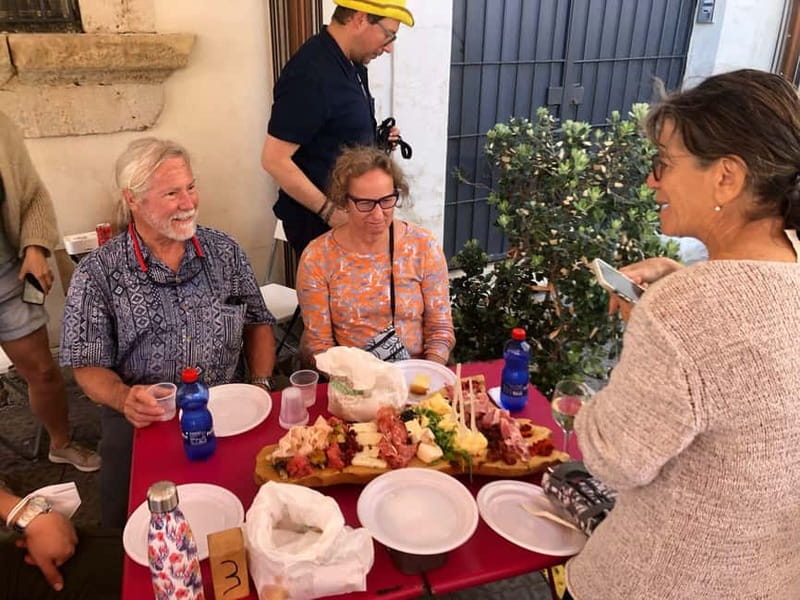 Sicilian food and wine tour in Siracusa - Walking Via Dione and finding the quieter lanes