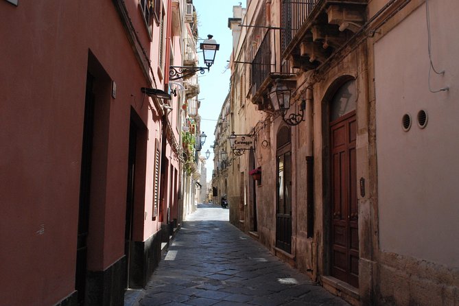 Sicilian Food tour and wine tasting in Ortigia in Syracuse - The guides are the main reason to book