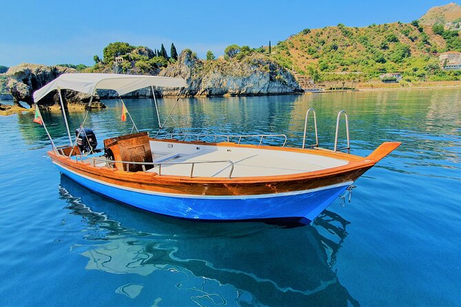 Sicilian wine tasting on the boat in Taormina - Villagonia below Taormina’s old town