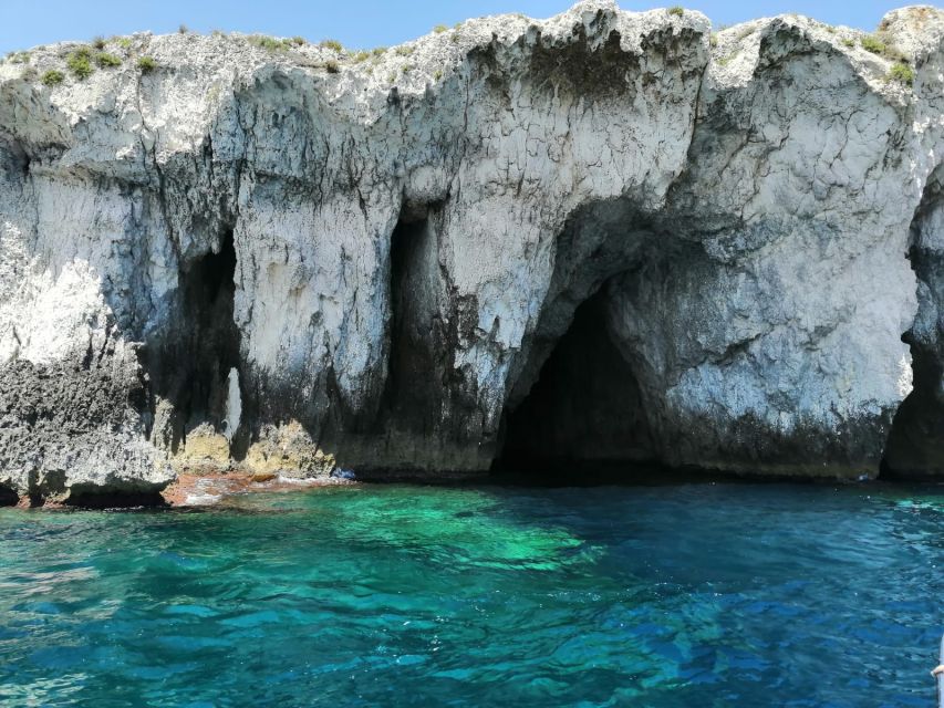 siracusa boat tour with visit to sea caves and ortigiaisland - A fast look at Syracuse from the water