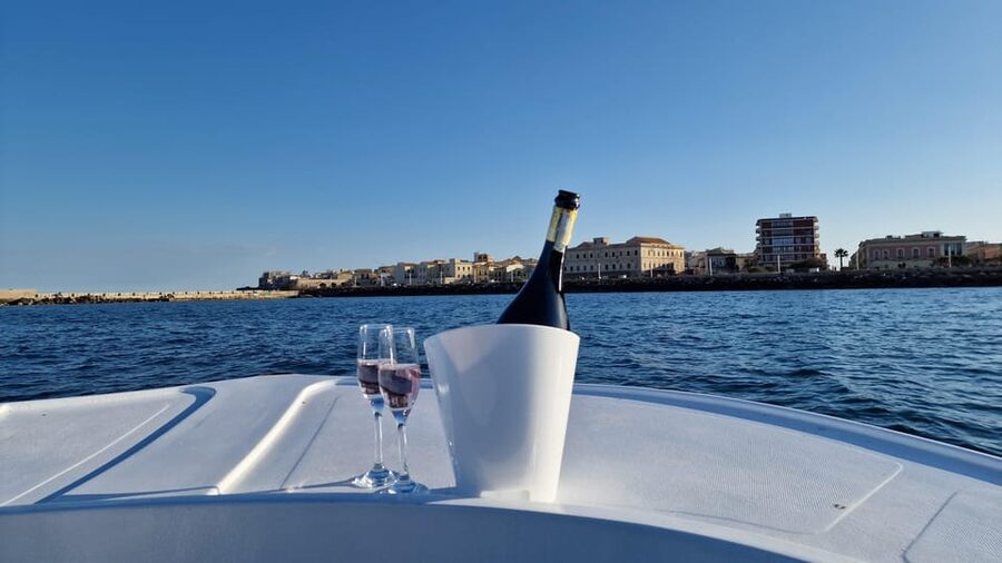 Siracusa: Ortigia & Sea Caves Boat Tour with Sunset Apertif - A small boat with a personal feel