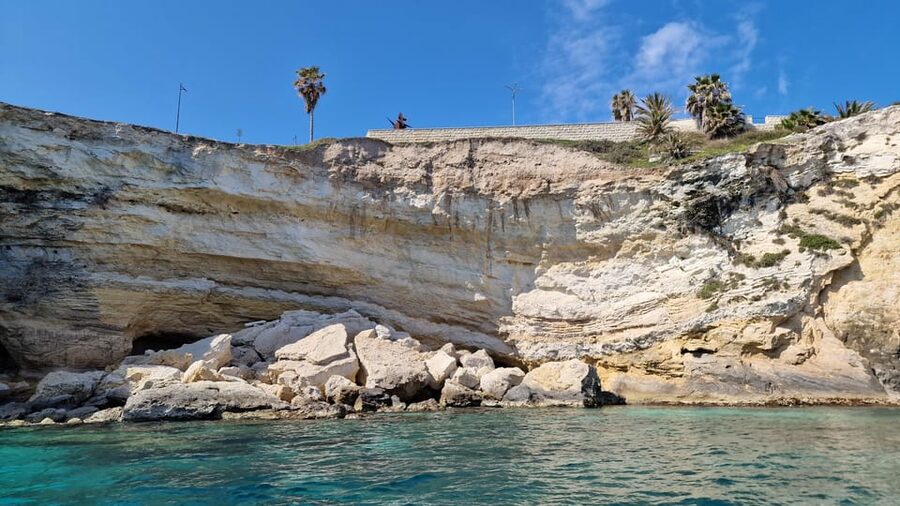 Siracusa: Ortigia & Sea Caves Boat Tour with Sunset Apertif - Entering the sea caves along Syracuse