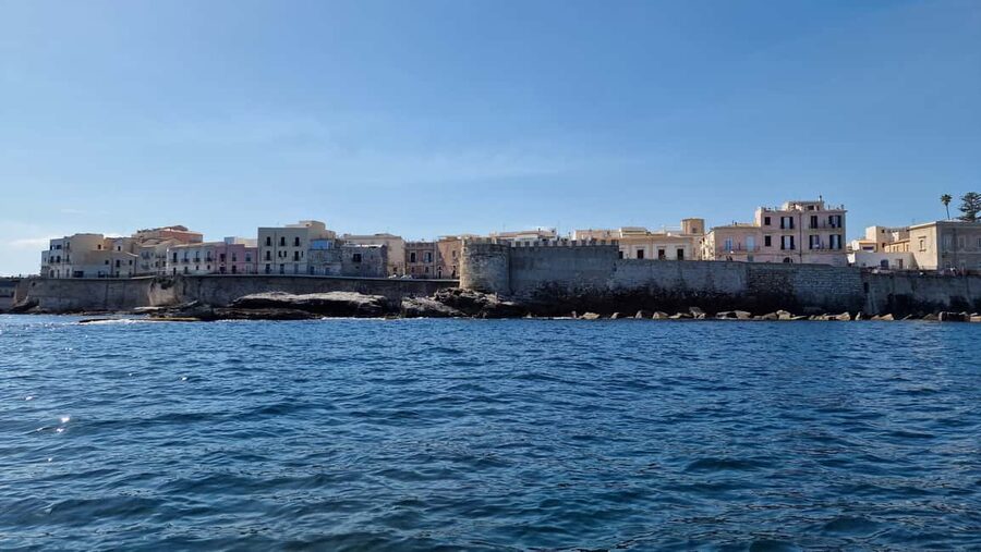 Siracusa: Ortigia +sea caves +Pillirina +fishing experience - Seeing Ortigia from the water