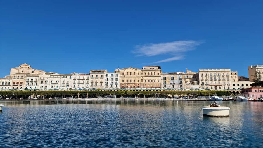 Siracusa: Ortigia & Sea Caves Speedboat Tour with Swim Stop - What the guiding style is really like