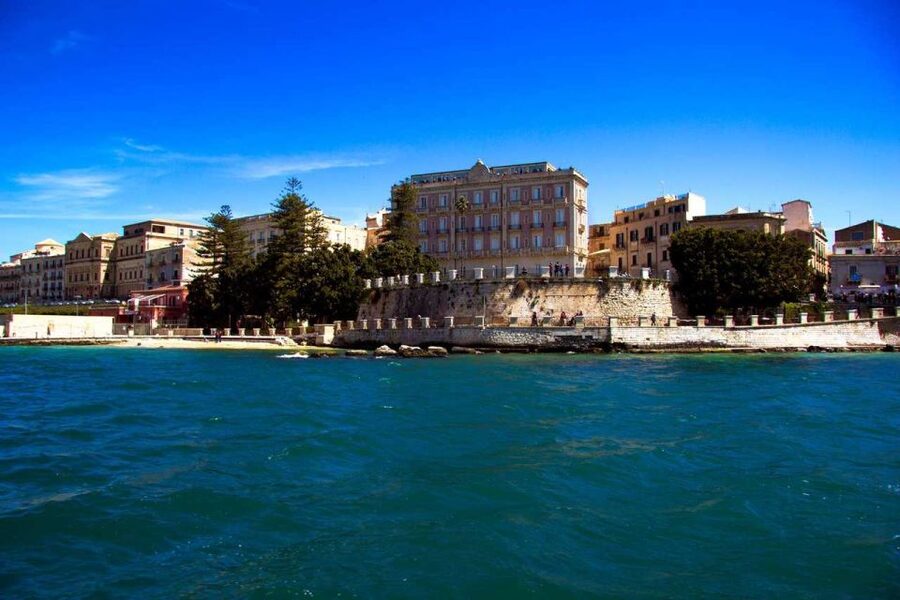 Siracusa: Ortygia Island Boat Tour with Grotto Visit - The swimming stop and the best time to sail