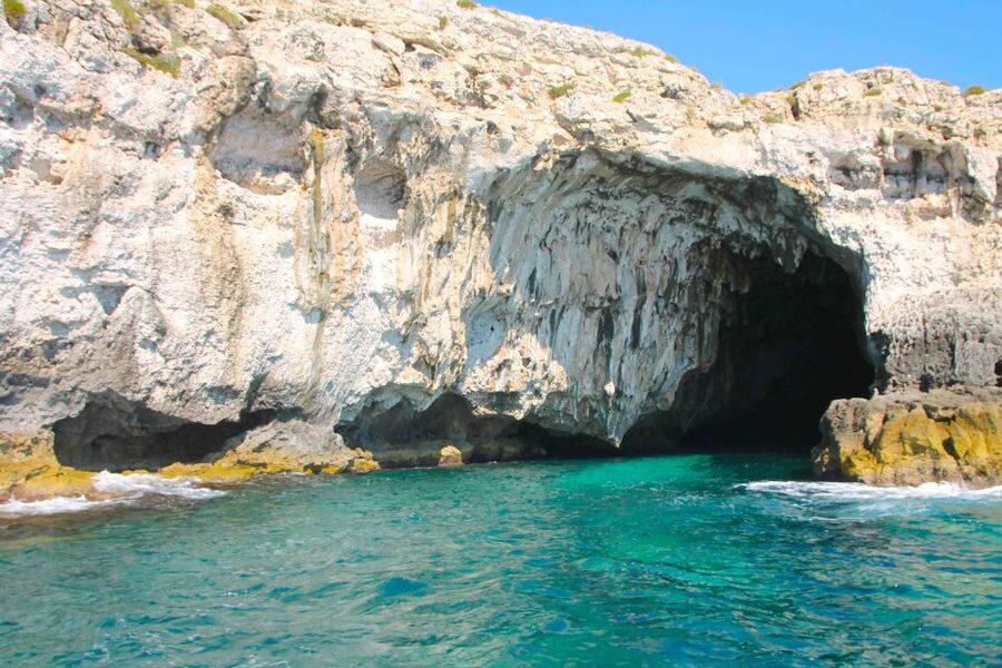 Siracusa: Ortygia Island Boat Tour with Grotto Visit - Group boat or private ride