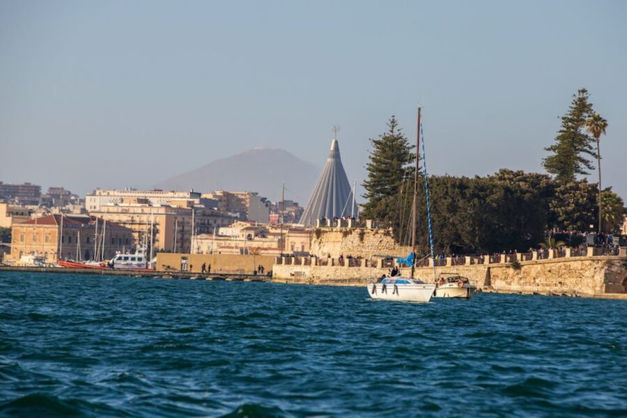 Siracusa: Ortygia Island Boat Tour with Grotto Visit - Meeting point, timing, and small practical cautions