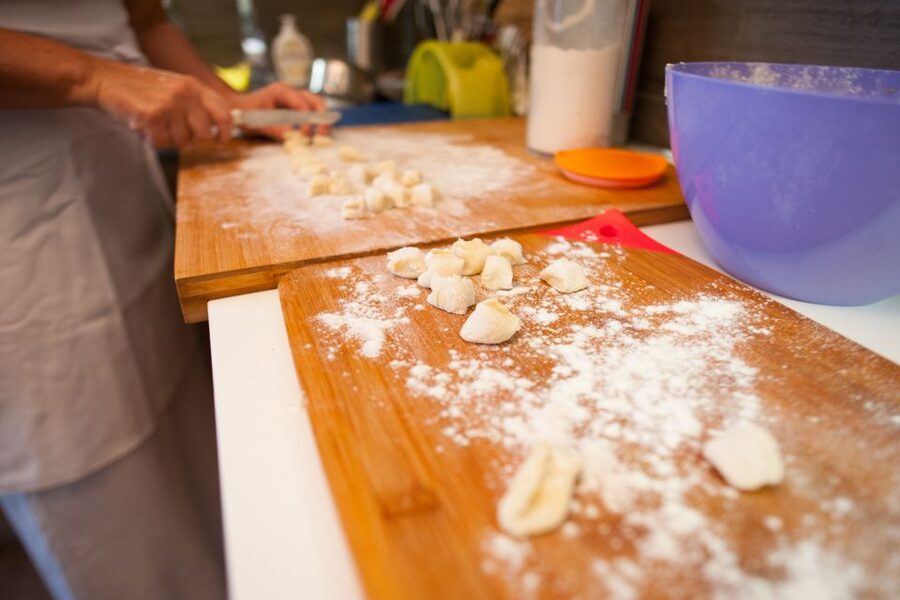 Siracusa: Pasta & Tiramisu Cooking Class at a Local's Home - What makes the home setting worth the price