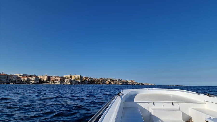 Siracusa: PRIVATE boat excursion 2,5h - Swimming, sun, and a slower pace