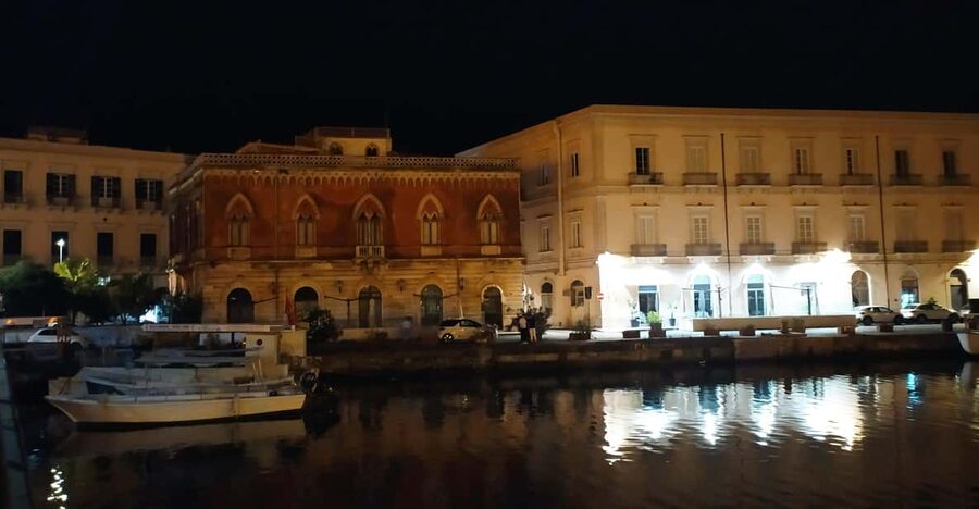 Siracusa Tour: Ortigia by Night in English - Via Dione and Palazzo Montalto