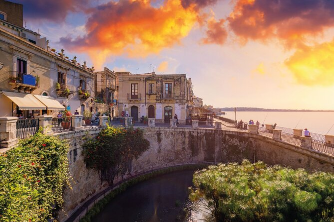 Siracusa Walking Tour with Audio and Written Guide by a Local - Piazza Archimede and Fontana di Diana