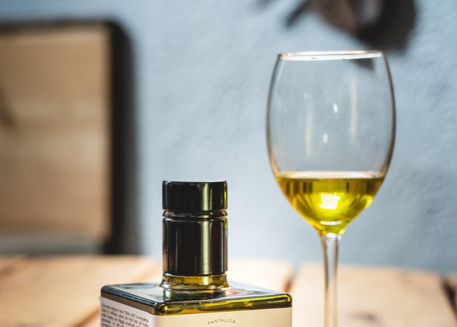 Sortino: Olive Oil tasting with Sicilian Products and Wine - A small group makes the short format work