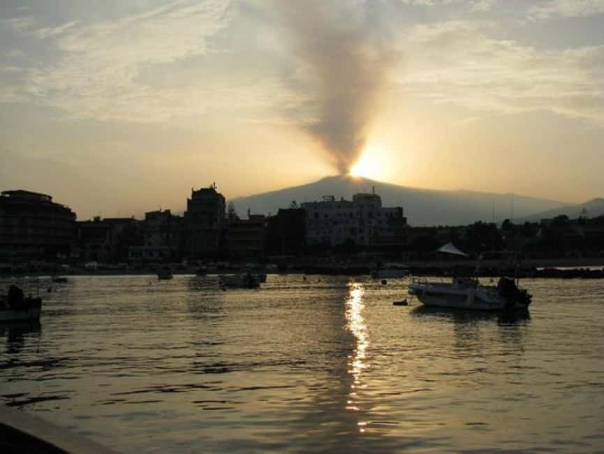 Sunset tour in search of dolphins with aperitif - Who should book, and who should think twice
