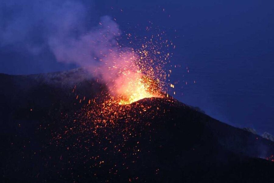 Sunset Trekking on vulcano Stromboli - Returning by the Punta Labronzo mule track