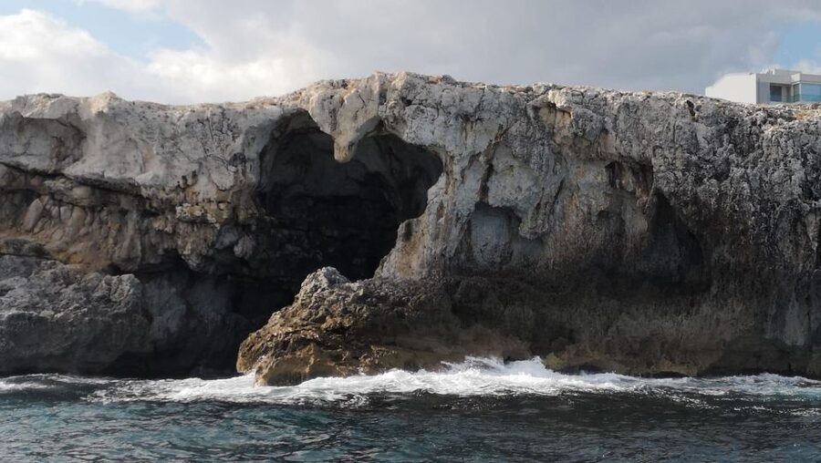 Syracuse: Boat tour Ortigia island,seacaves and Explanations - The first turn toward Syracuse’s sea caves