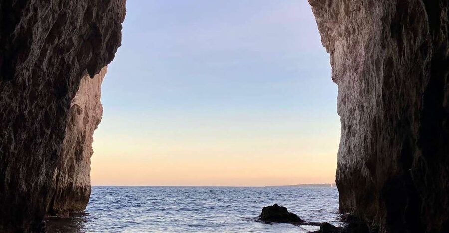 Syracuse: Boat tour Ortigia island,seacaves and Explanations - Seeing the caves from the captain’s seat