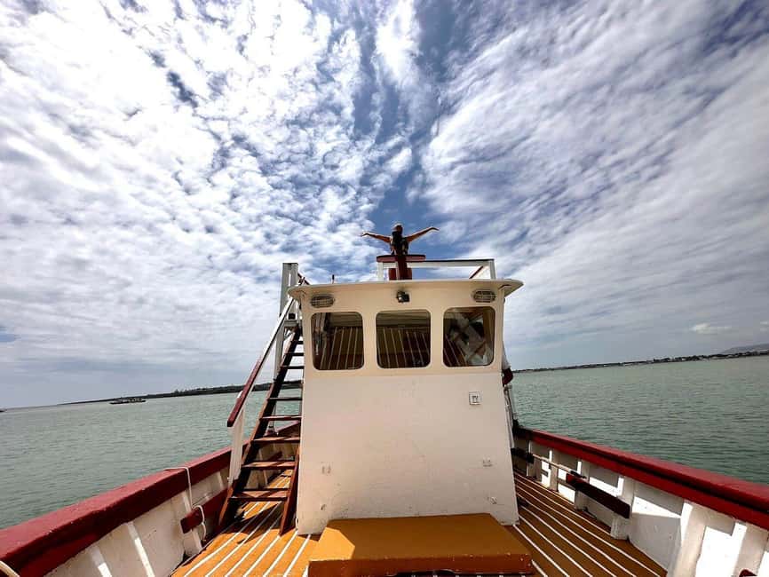 Syracuse: Boat Trip with Lunch, Wine, and Swimming Stops - Plemmirio and the Gulf of Pillirina
