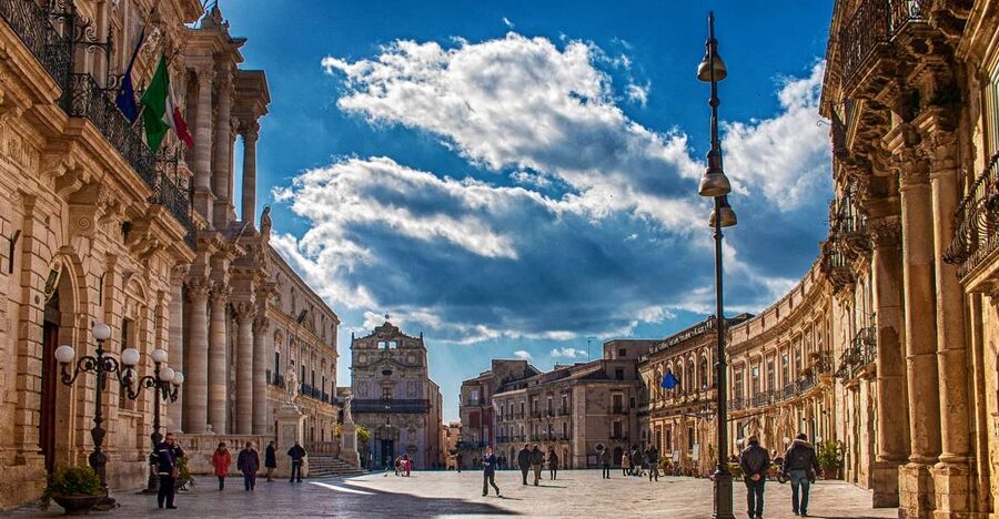 Syracuse: Ortigia Classic Walking Tour - Piazza Archimede and the Fountain of Diana