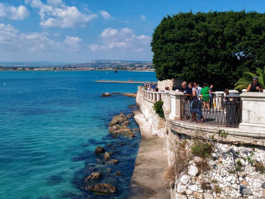 Syracuse: Ortigia Classic Walking Tour - The guides and the feel of the group