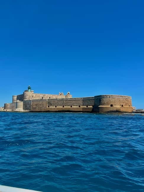 Syracuse: Ortigia Island and Sea Caves Boat Tour with Drinks - Sea caves and the heart-shaped opening
