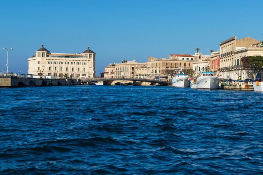Syracuse: Ortigia Island Boat Tour with Lunch and Wine - Seeing Ortigia from Syracuse Harbor