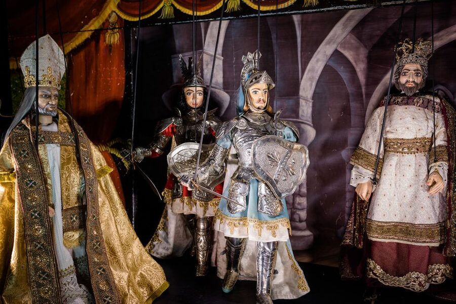 Syracuse: Sicilian Puppet Show with visit behind the scenes - How to handle a show in Italian