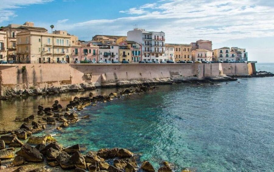 Syracuse: Sicilian Street Food Hands-On Cooking Class - Starting at Bar Cristina and entering the market